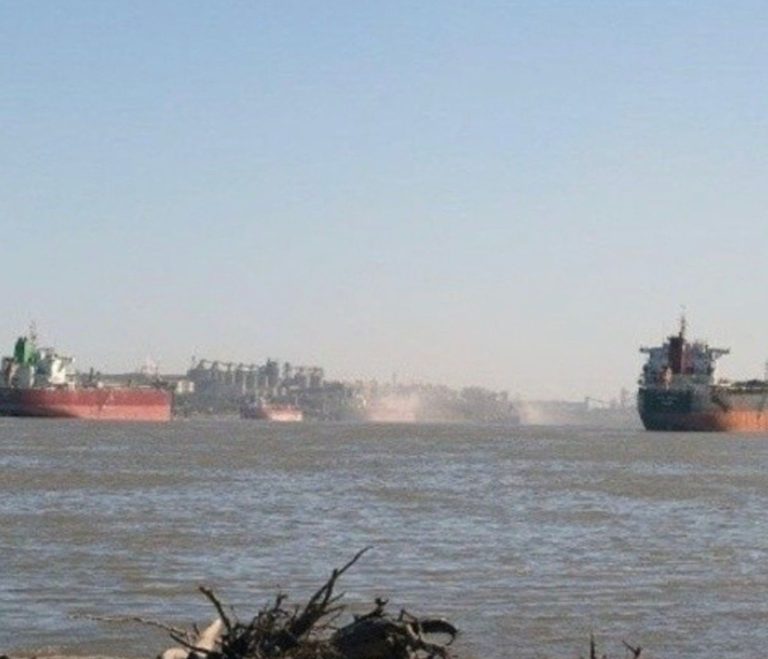 Impactante choque de embarcaciones en el río Paraná: una barcaza quedó destruida