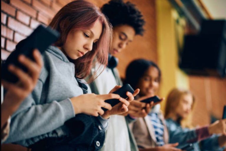 Impulsan una ley para restringir el uso de celulares en las escuelas de Entre Ríos