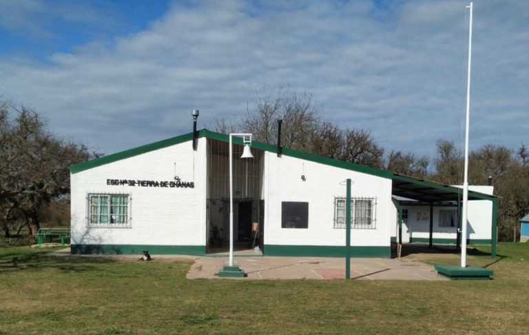Ejecutan obras en escuela de Ceibas para fortalecer infraestructura y abastecimiento de agua