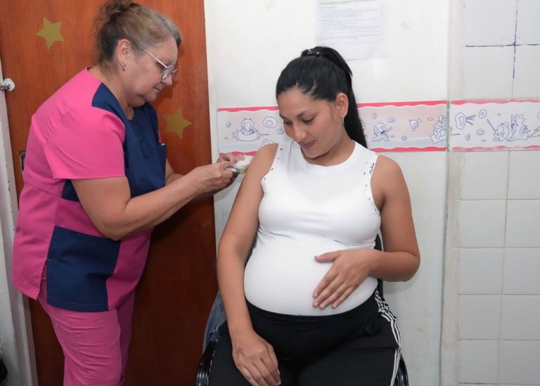 Salud insta a reforzar la vacunación en personas gestantes para prevenir infecciones respiratorias graves en lactantes