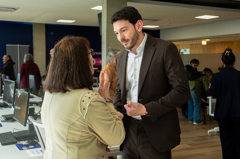 Tras capacitar a 3.700 entrerrianos, abren nueva convocatoria para capacitar a personas mayores en el uso de celulares y tecnología