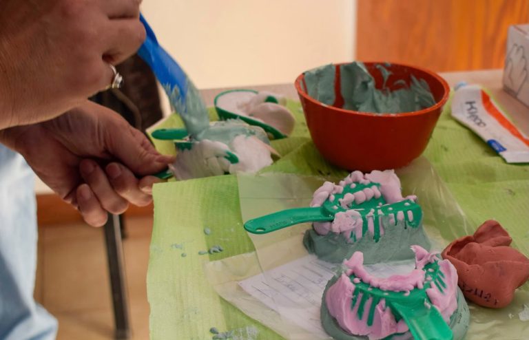 Salud fortalece el acceso a prótesis dentales en hospitales y centros de salud de Entre Ríos
