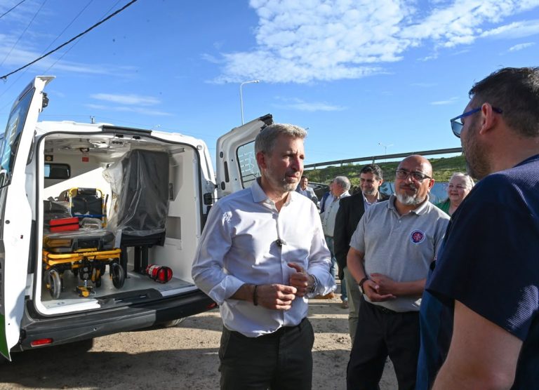 En Ceibas, Frigerio entregó una ambulancia y recorrió obras que se ejecutan en una escuela